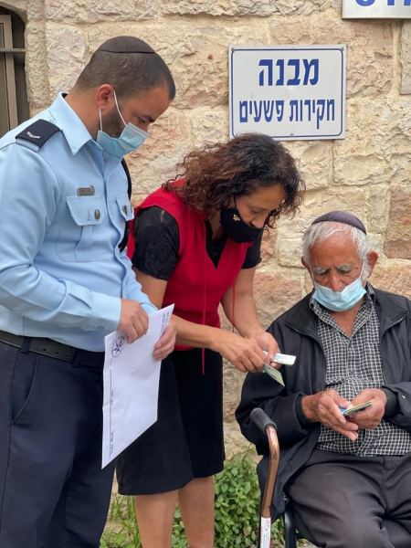 محقّقو الشرطة يعيدون هذا الصباح إلى رجل مسن أمواله المسروقة عن طريق الاحتيال 